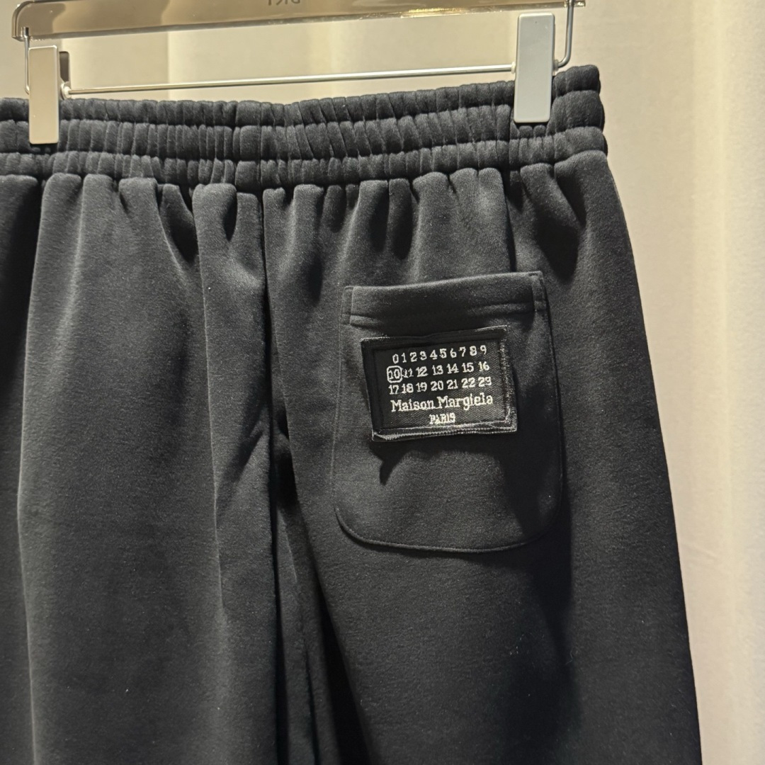 MM6🌟秋冬新款休闲裤🆕采用优质面料，具有质感，松紧腰带设计，超级时尚洋气！码数：M-3XL 男女同款