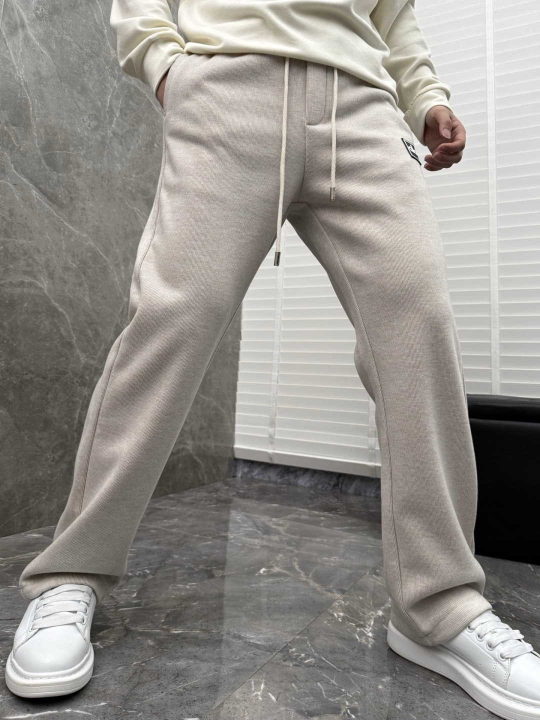 alo新款加绒直筒休闲裤，采用绵羊毛针织面料，字母logo设计，面料手感柔软滑润、五金吊钟，保型性好、构