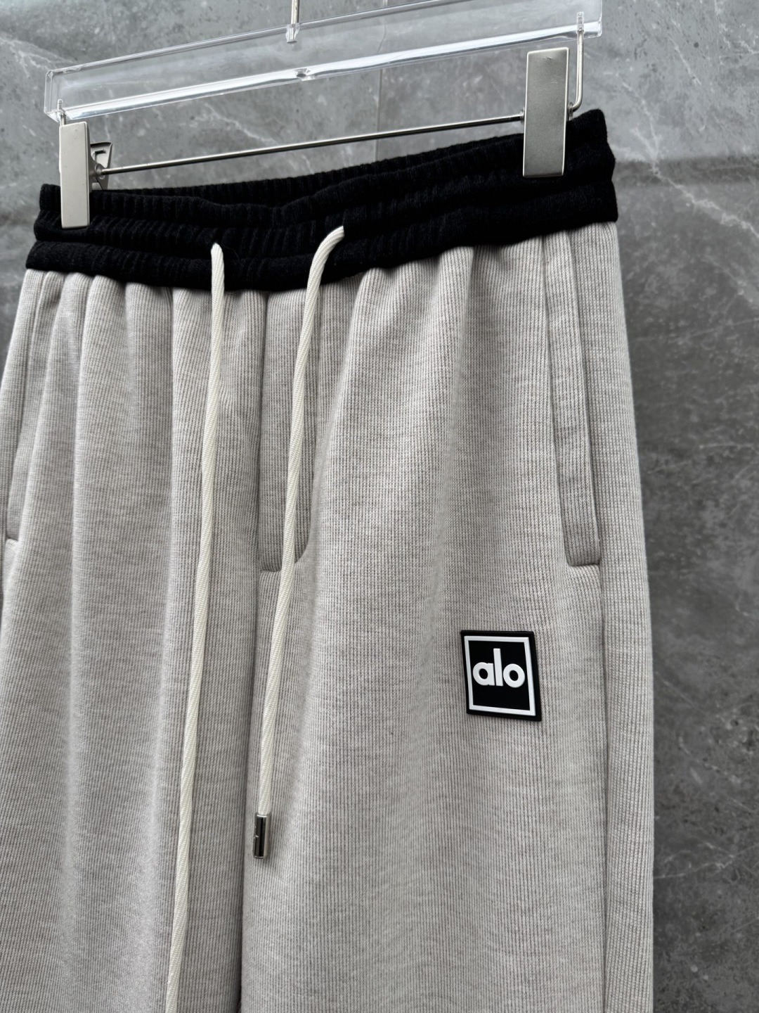 alo新款加绒直筒休闲裤，采用绵羊毛针织面料，字母logo设计，面料手感柔软滑润、五金吊钟，保型性好、构