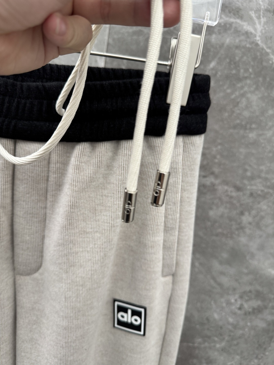 alo新款加绒直筒休闲裤，采用绵羊毛针织面料，字母logo设计，面料手感柔软滑润、五金吊钟，保型性好、构