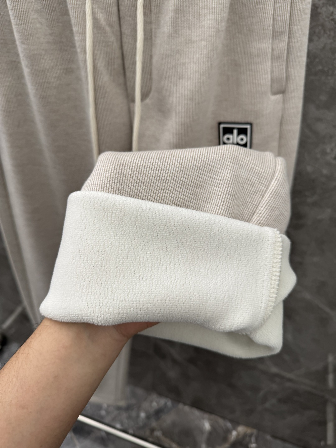alo新款加绒直筒休闲裤，采用绵羊毛针织面料，字母logo设计，面料手感柔软滑润、五金吊钟，保型性好、构