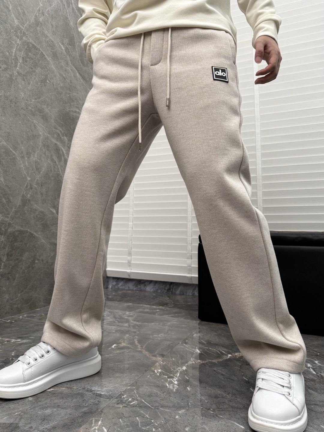 alo新款加绒直筒休闲裤，采用绵羊毛针织面料，字母logo设计，面料手感柔软滑润、五金吊钟，保型性好、构