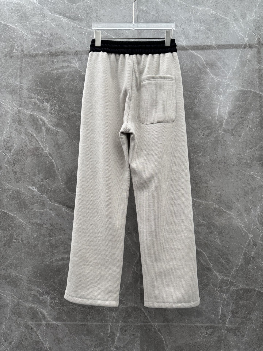 alo新款加绒直筒休闲裤，采用绵羊毛针织面料，字母logo设计，面料手感柔软滑润、五金吊钟，保型性好、构