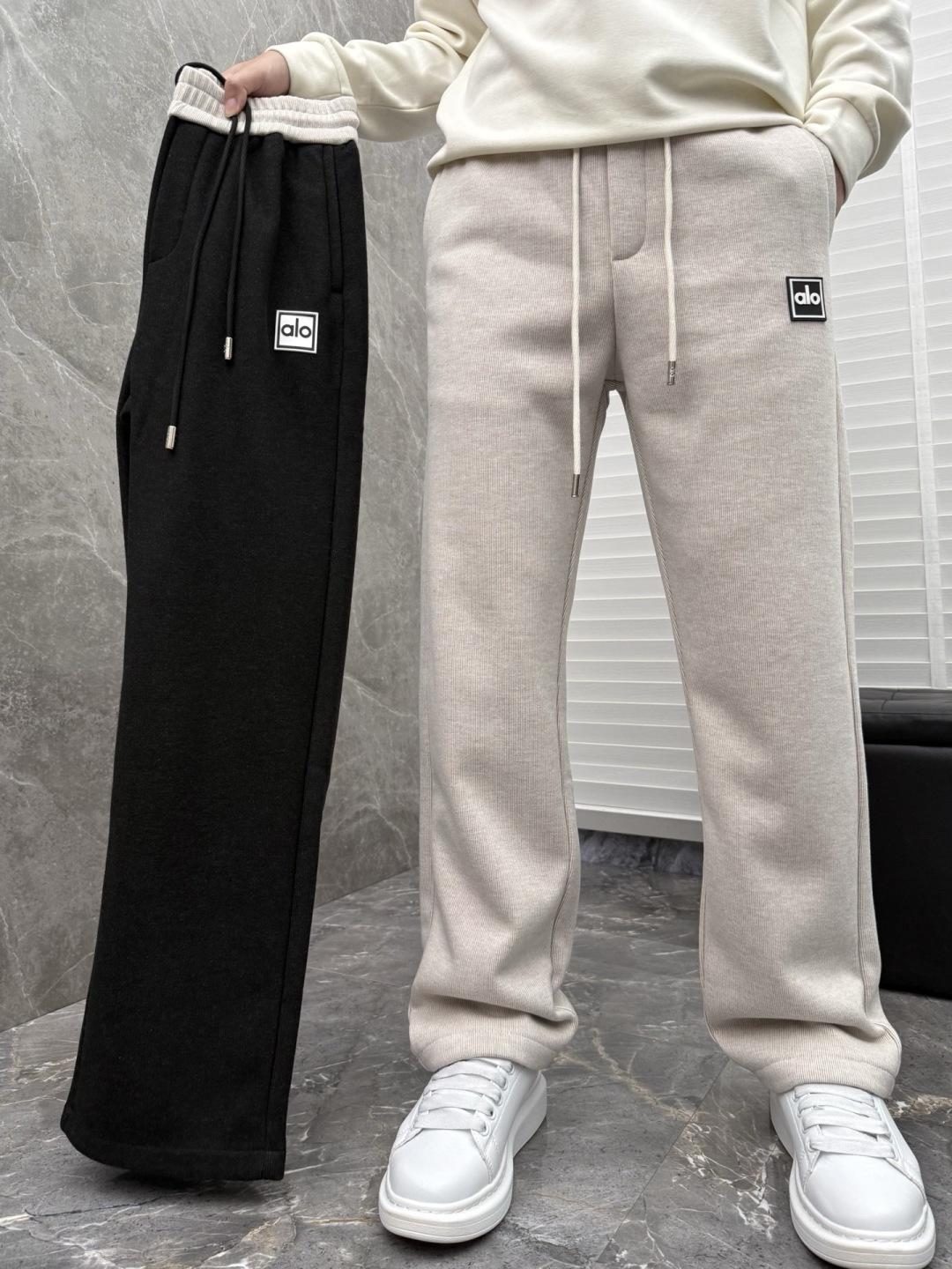 alo新款加绒直筒休闲裤，采用绵羊毛针织面料，字母logo设计，面料手感柔软滑润、五金吊钟，保型性好、构