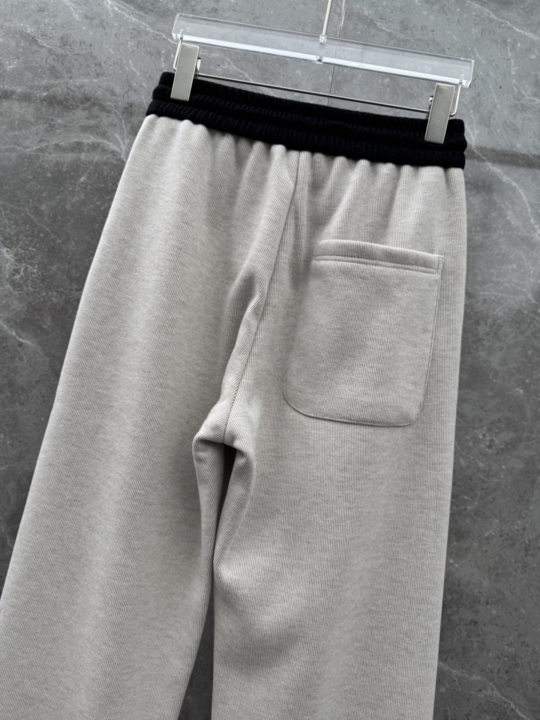 alo新款加绒直筒休闲裤，采用绵羊毛针织面料，字母logo设计，面料手感柔软滑润、五金吊钟，保型性好、构