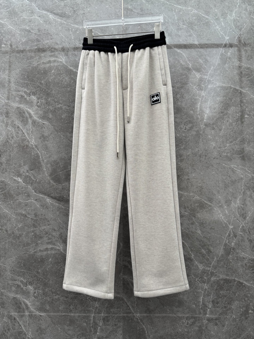 alo新款加绒直筒休闲裤，采用绵羊毛针织面料，字母logo设计，面料手感柔软滑润、五金吊钟，保型性好、构