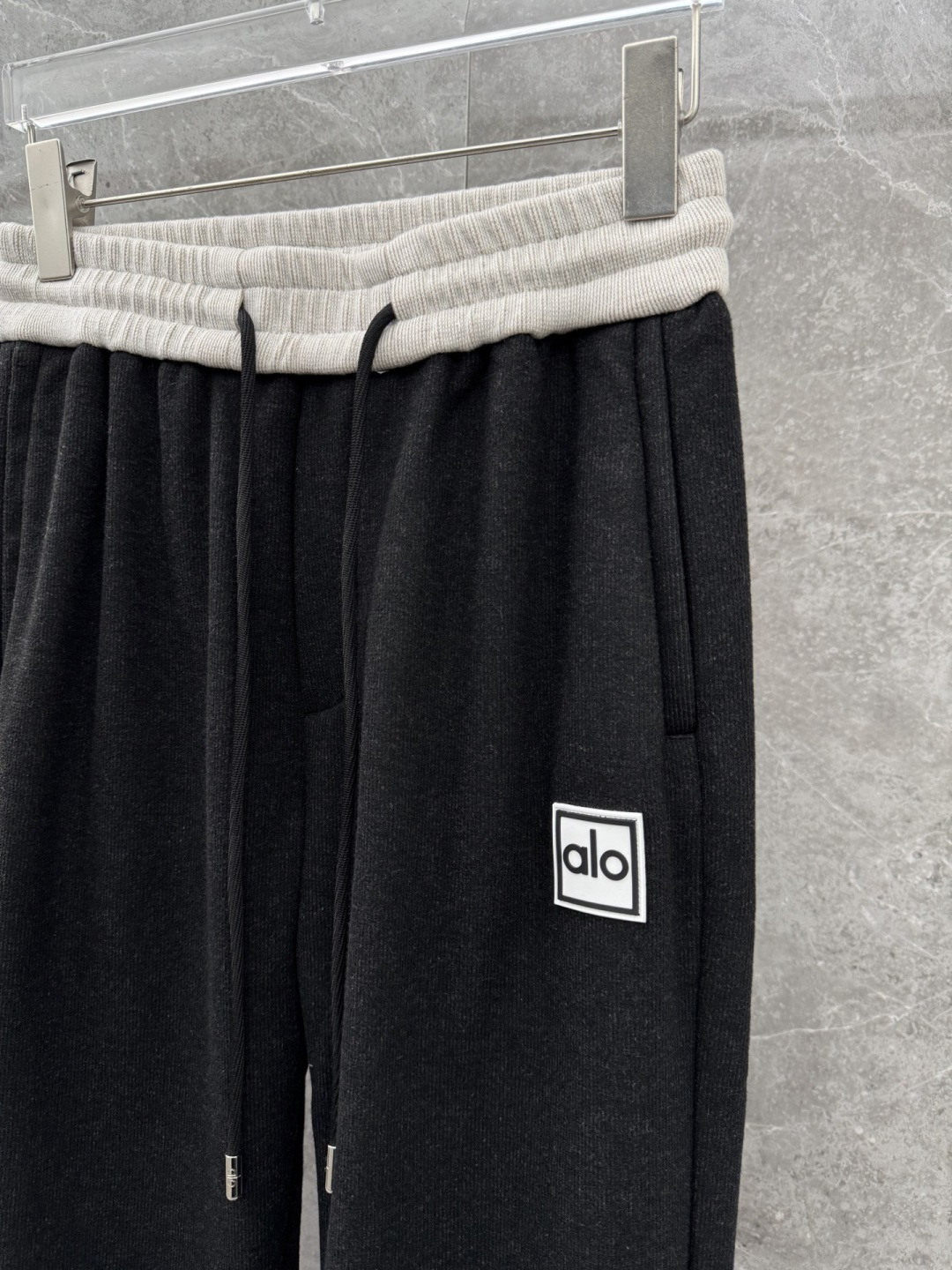 alo新款加绒直筒休闲裤，采用绵羊毛针织面料，字母logo设计，面料手感柔软滑润、五金吊钟，保型性好、构