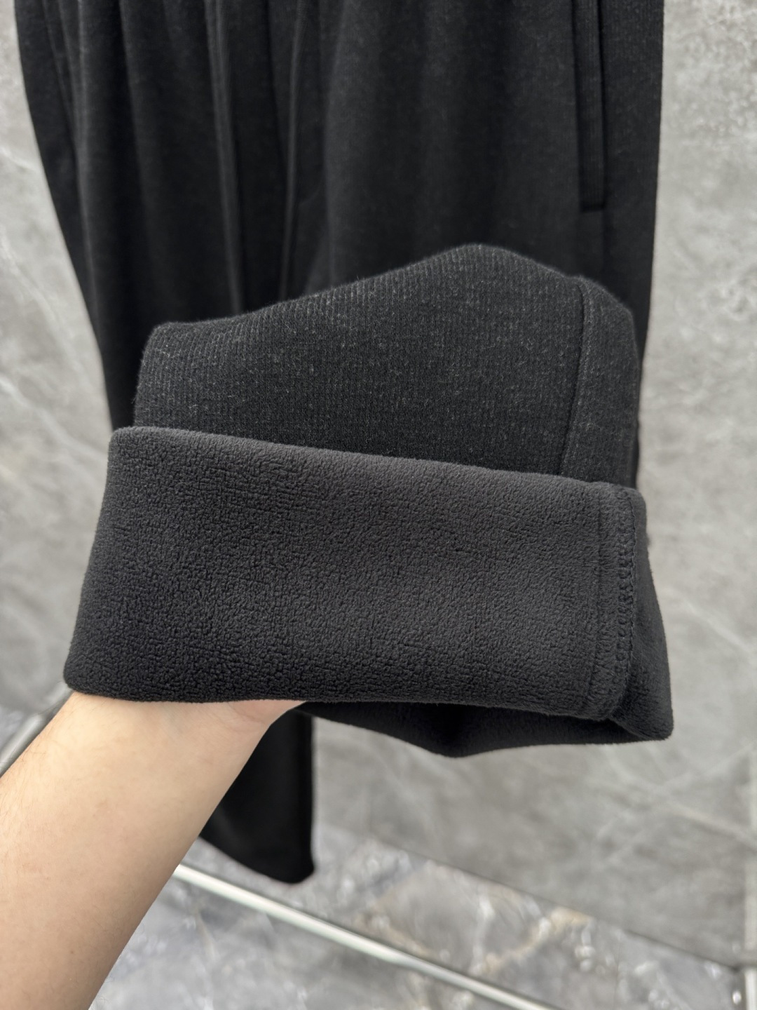 alo新款加绒直筒休闲裤，采用绵羊毛针织面料，字母logo设计，面料手感柔软滑润、五金吊钟，保型性好、构