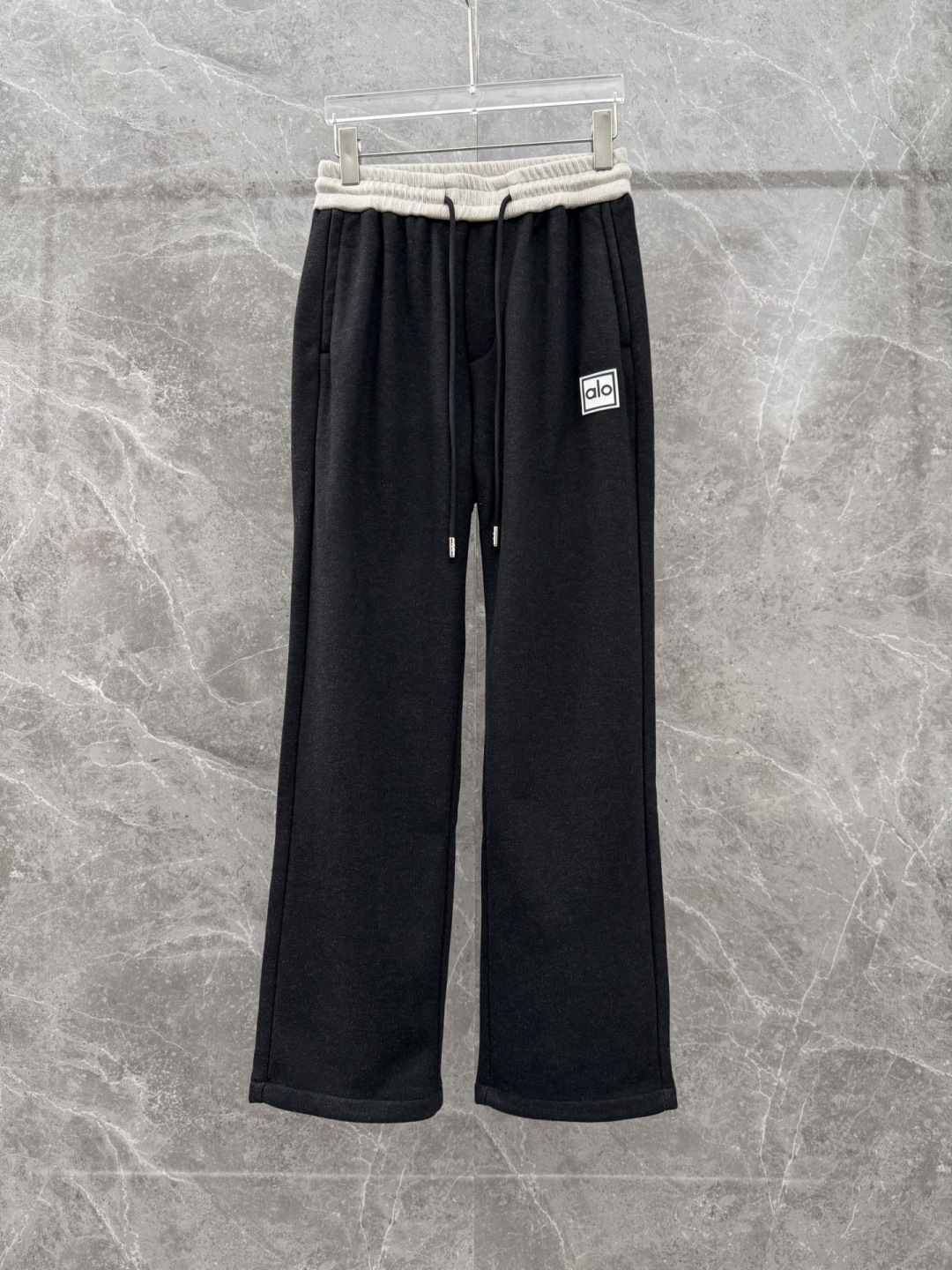 alo新款加绒直筒休闲裤，采用绵羊毛针织面料，字母logo设计，面料手感柔软滑润、五金吊钟，保型性好、构