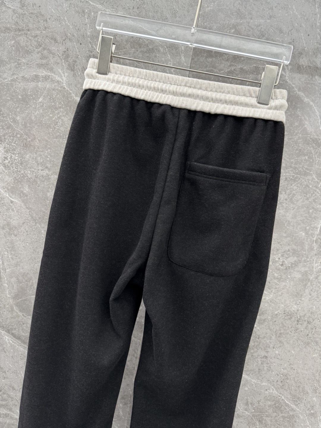 alo新款加绒直筒休闲裤，采用绵羊毛针织面料，字母logo设计，面料手感柔软滑润、五金吊钟，保型性好、构