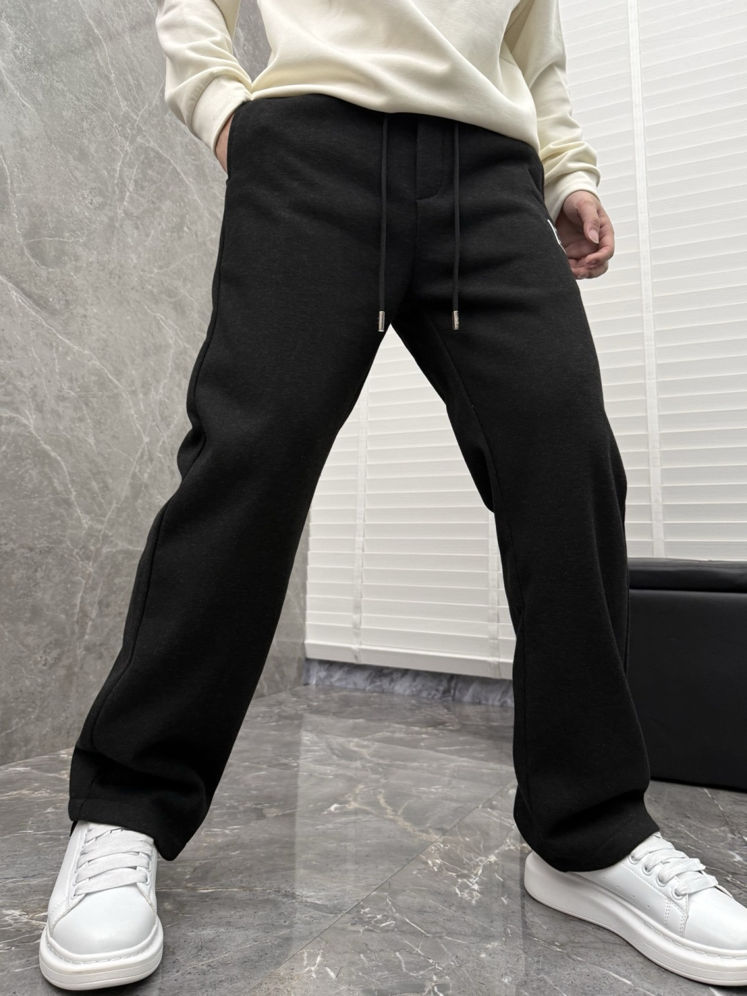 alo新款加绒直筒休闲裤，采用绵羊毛针织面料，字母logo设计，面料手感柔软滑润、五金吊钟，保型性好、构