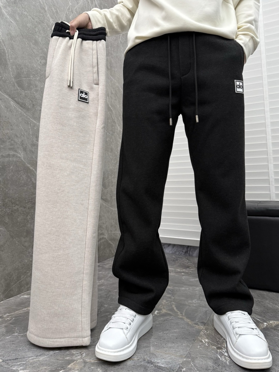 alo新款加绒直筒休闲裤，采用绵羊毛针织面料，字母logo设计，面料手感柔软滑润、五金吊钟，保型性好、构