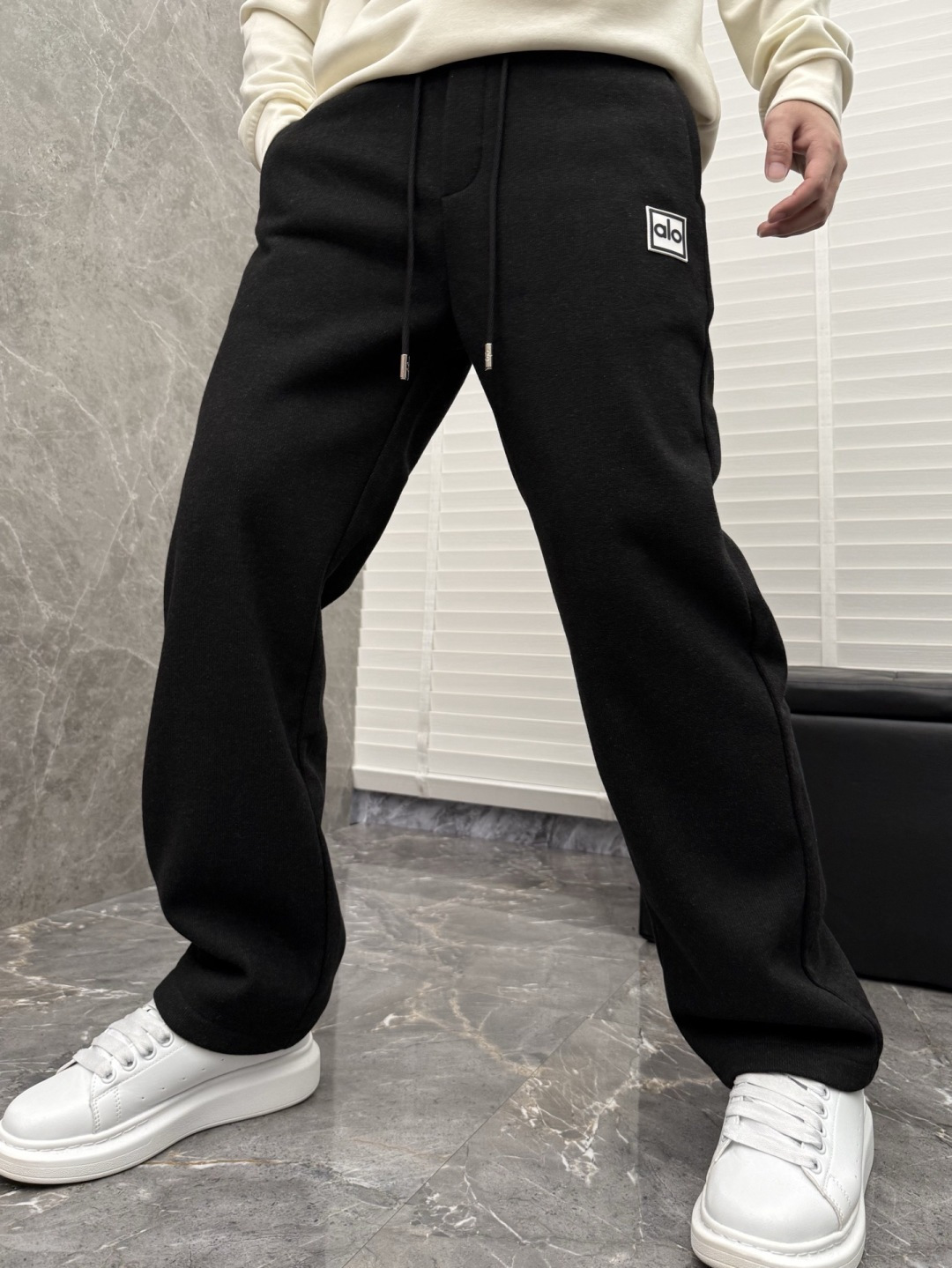 alo新款加绒直筒休闲裤，采用绵羊毛针织面料，字母logo设计，面料手感柔软滑润、五金吊钟，保型性好、构