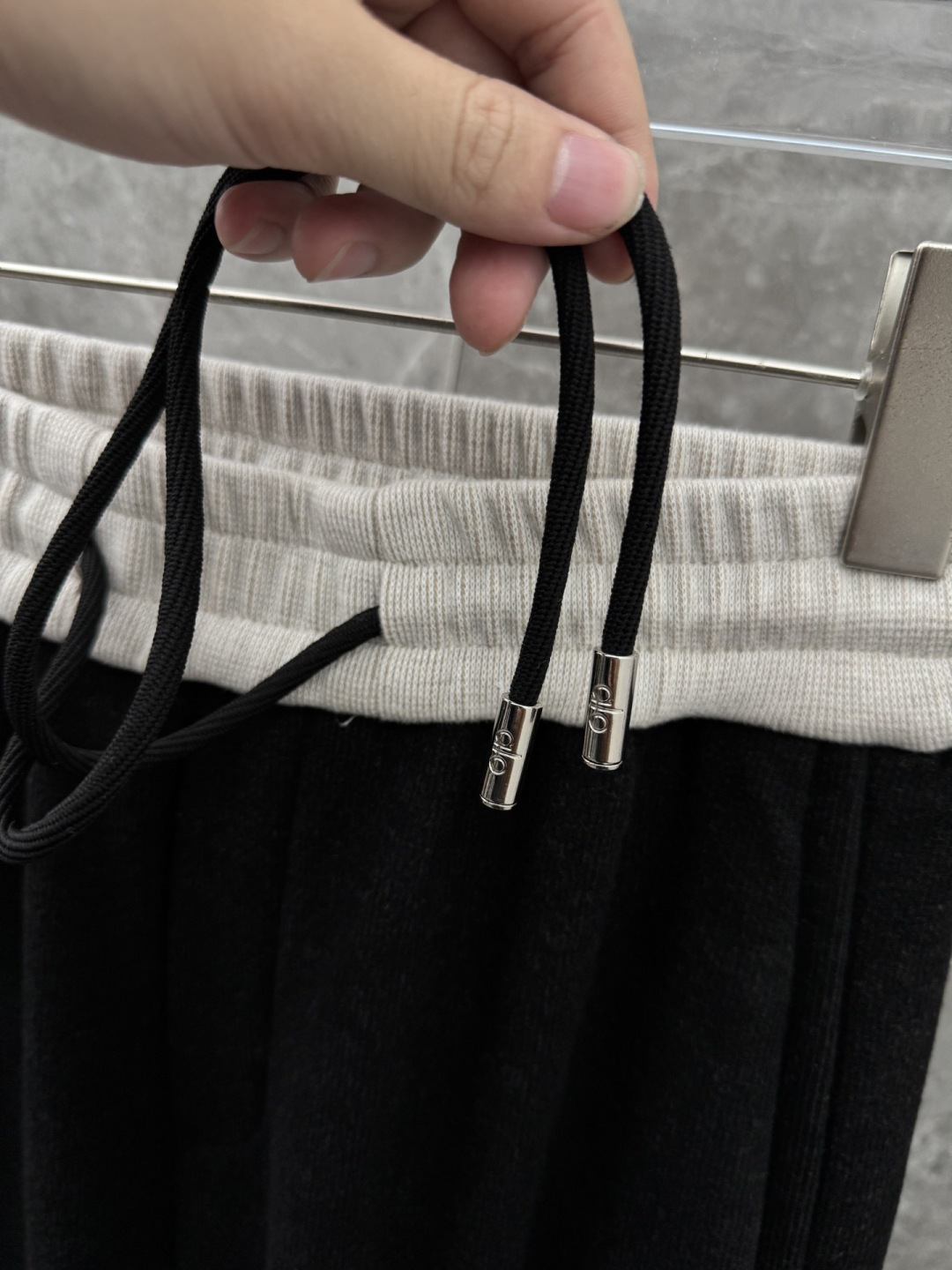 alo新款加绒直筒休闲裤，采用绵羊毛针织面料，字母logo设计，面料手感柔软滑润、五金吊钟，保型性好、构