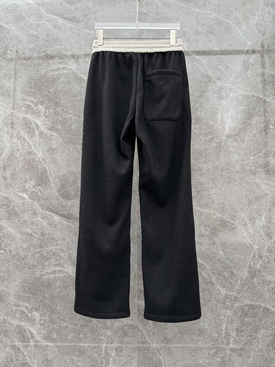 alo新款加绒直筒休闲裤，采用绵羊毛针织面料，字母logo设计，面料手感柔软滑润、五金吊钟，保型性好、构