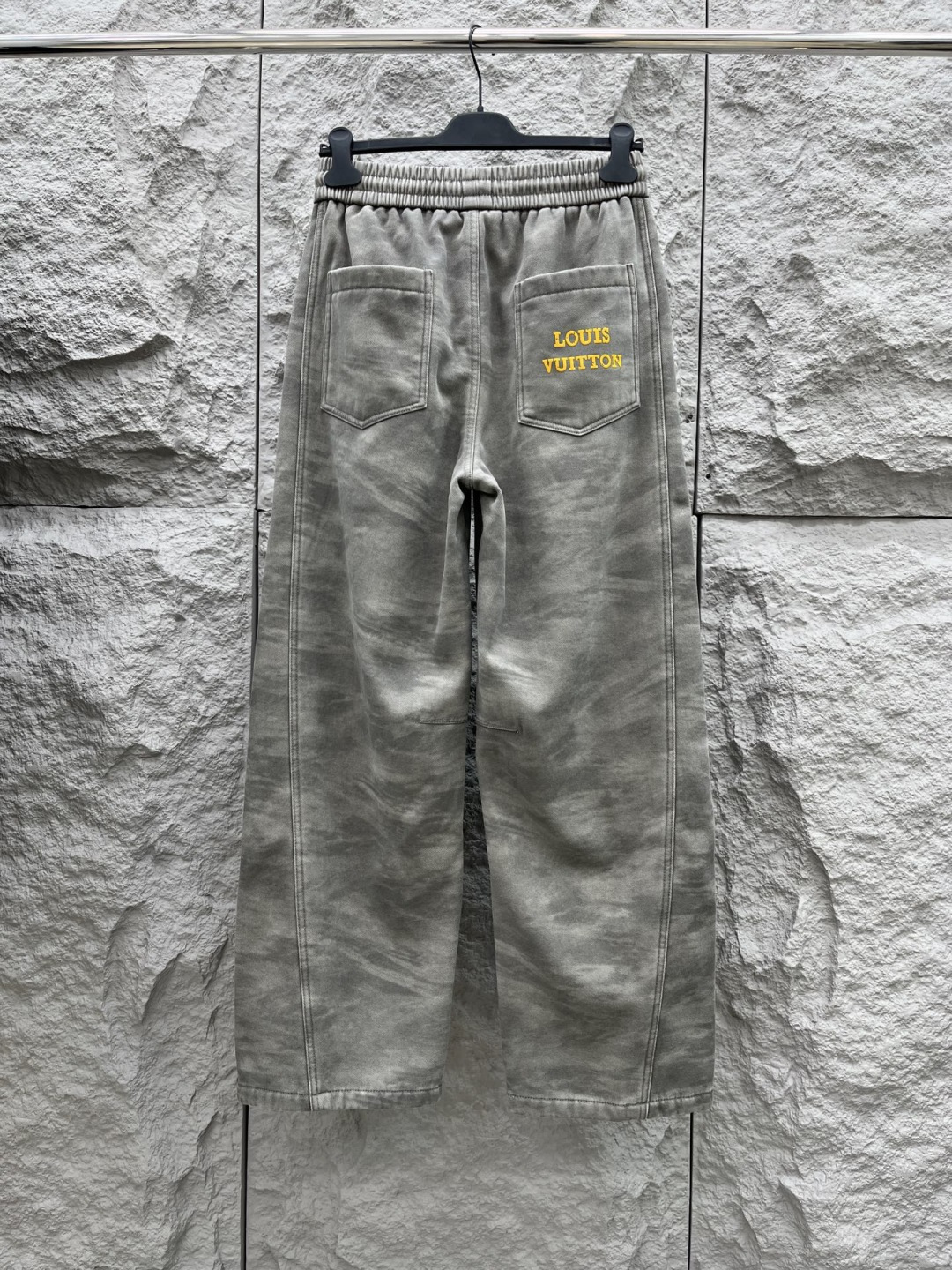 驴家🔥🔥休闲直筒加绒长裤，采用优质棉质材质，挺括有型，整体水洗效果上身足够吸睛且回头率爆棚！休闲直筒裤装