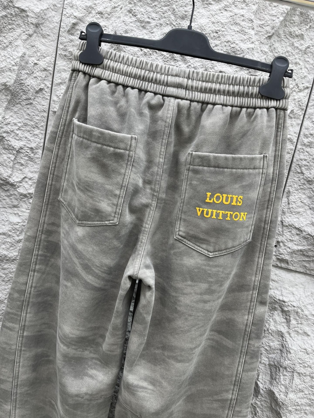 驴家🔥🔥休闲直筒加绒长裤，采用优质棉质材质，挺括有型，整体水洗效果上身足够吸睛且回头率爆棚！休闲直筒裤装