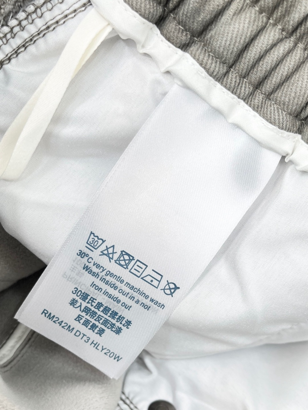 驴家🔥🔥休闲直筒加绒长裤，采用优质棉质材质，挺括有型，整体水洗效果上身足够吸睛且回头率爆棚！休闲直筒裤装