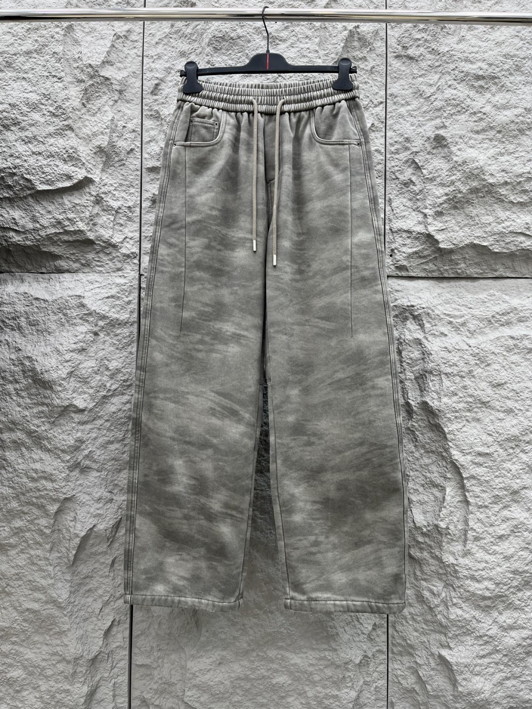 驴家🔥🔥休闲直筒加绒长裤，采用优质棉质材质，挺括有型，整体水洗效果上身足够吸睛且回头率爆棚！休闲直筒裤装