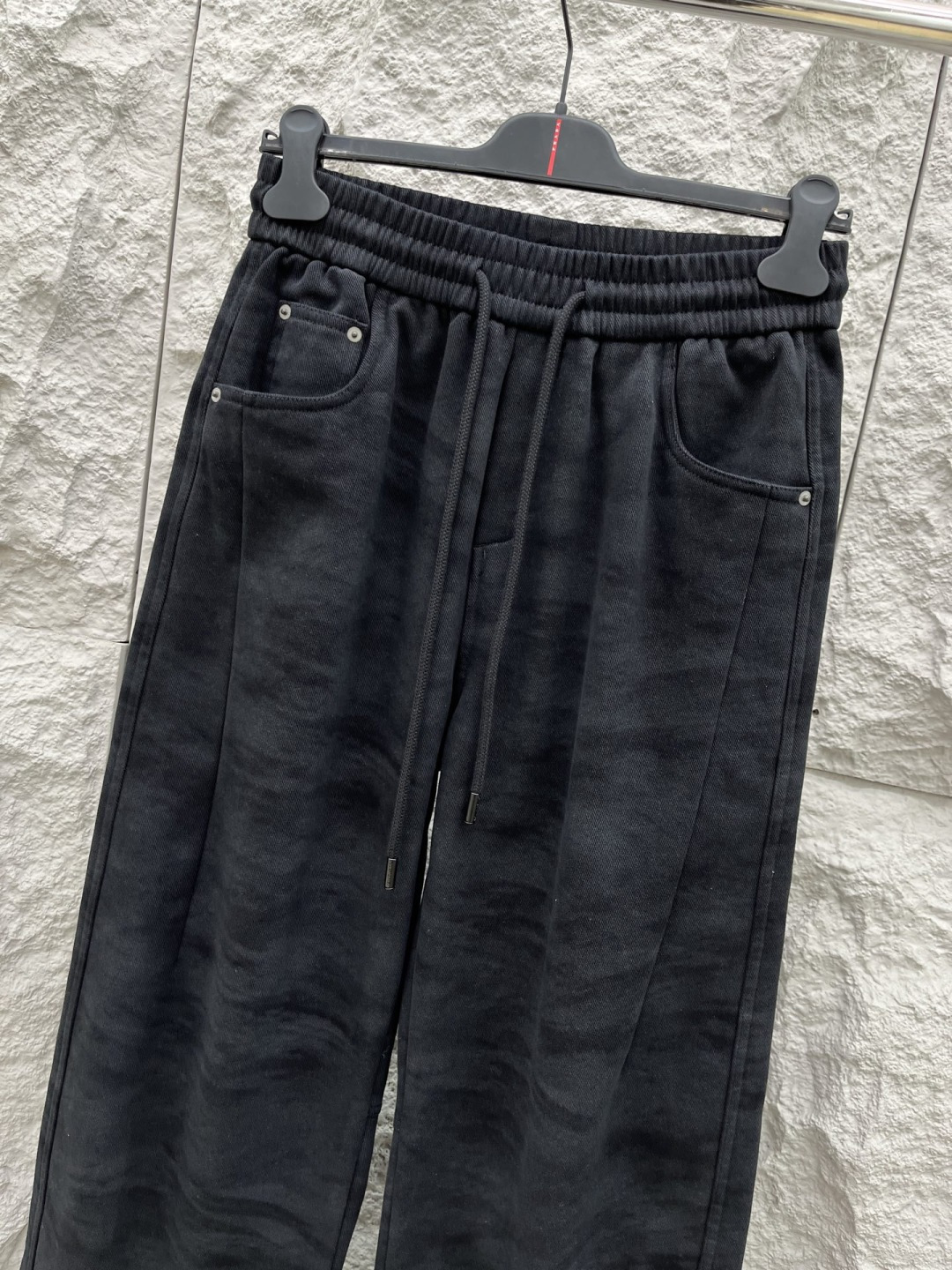 驴家🔥🔥休闲直筒加绒长裤，采用优质棉质材质，挺括有型，整体水洗效果上身足够吸睛且回头率爆棚！休闲直筒裤装