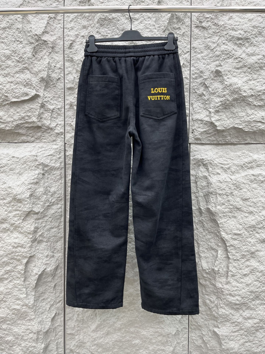 驴家🔥🔥休闲直筒加绒长裤，采用优质棉质材质，挺括有型，整体水洗效果上身足够吸睛且回头率爆棚！休闲直筒裤装