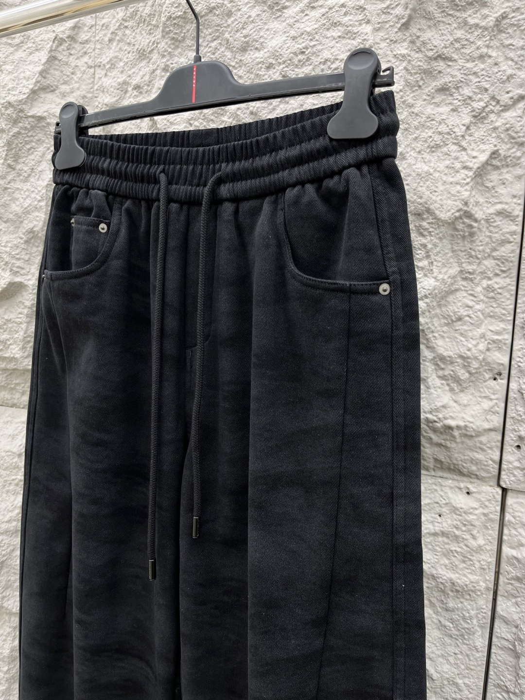 驴家🔥🔥休闲直筒加绒长裤，采用优质棉质材质，挺括有型，整体水洗效果上身足够吸睛且回头率爆棚！休闲直筒裤装