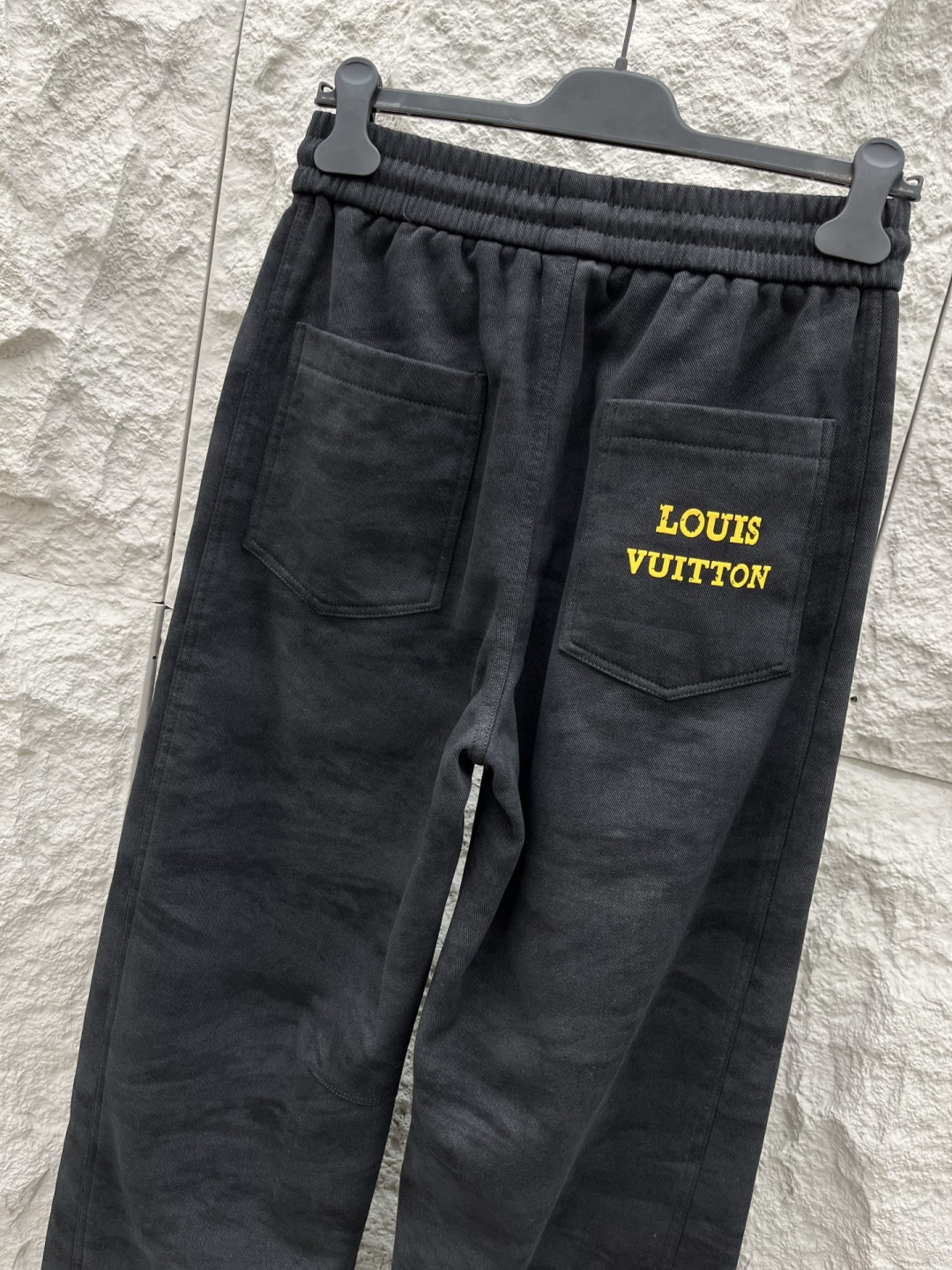 驴家🔥🔥休闲直筒加绒长裤，采用优质棉质材质，挺括有型，整体水洗效果上身足够吸睛且回头率爆棚！休闲直筒裤装