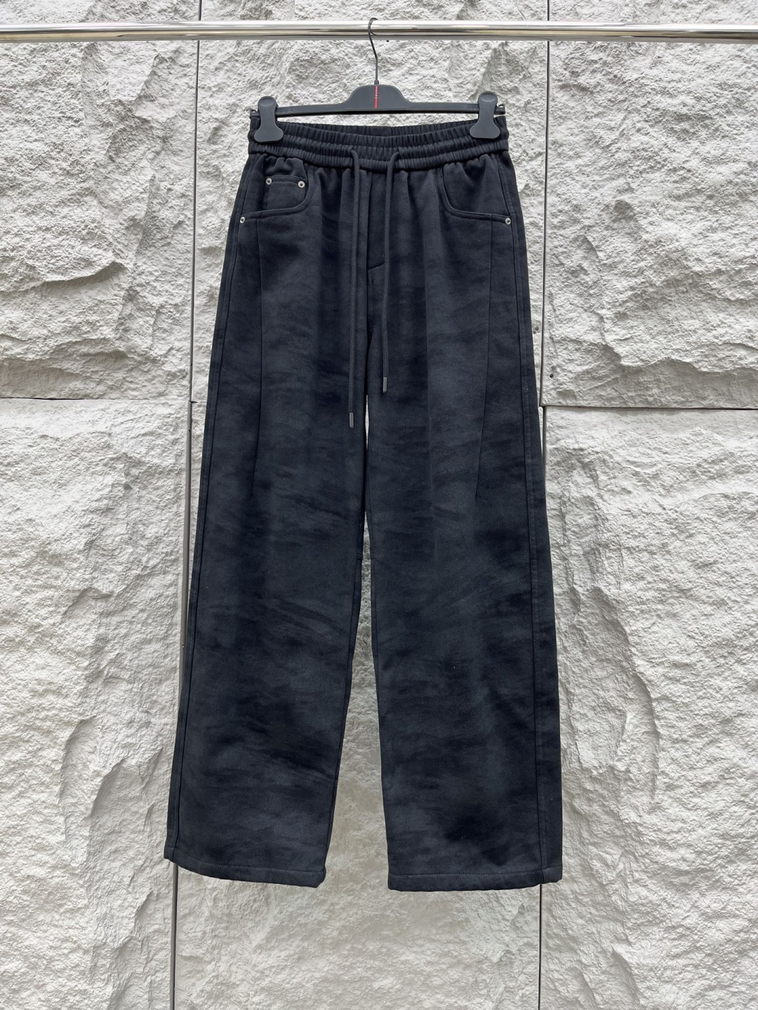 驴家🔥🔥休闲直筒加绒长裤，采用优质棉质材质，挺括有型，整体水洗效果上身足够吸睛且回头率爆棚！休闲直筒裤装