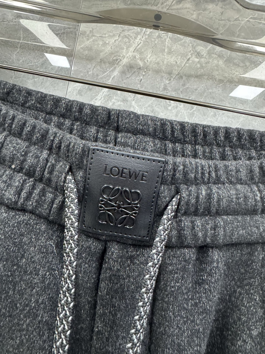 25秋冬新款LOE皮革标识双面绒休闲长裤，男士复古宽松加绒保暖休闲裤。顶级特殊渠道订单，领先各大买手店发