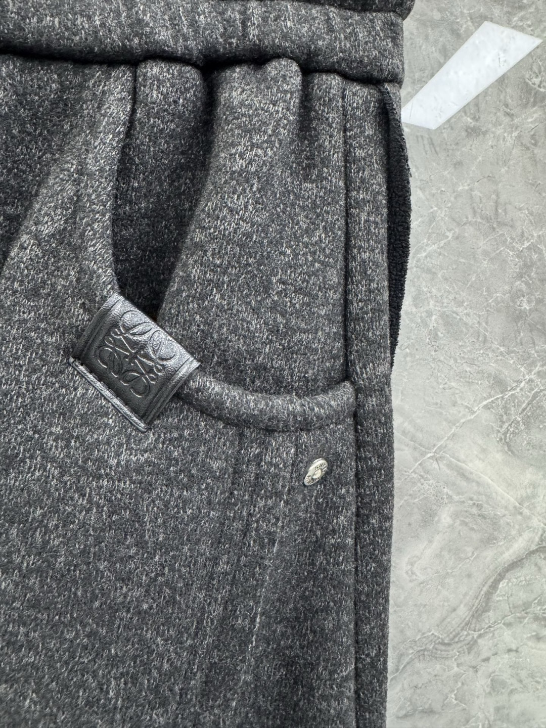 25秋冬新款LOE皮革标识双面绒休闲长裤，男士复古宽松加绒保暖休闲裤。顶级特殊渠道订单，领先各大买手店发