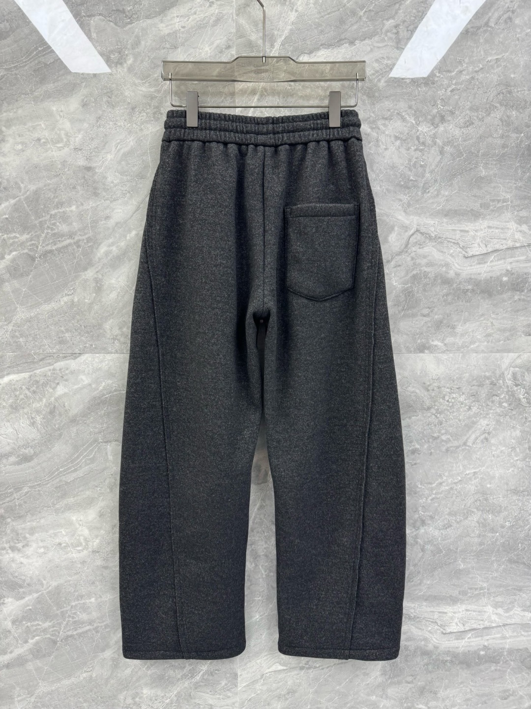 25秋冬新款LOE皮革标识双面绒休闲长裤，男士复古宽松加绒保暖休闲裤。顶级特殊渠道订单，领先各大买手店发