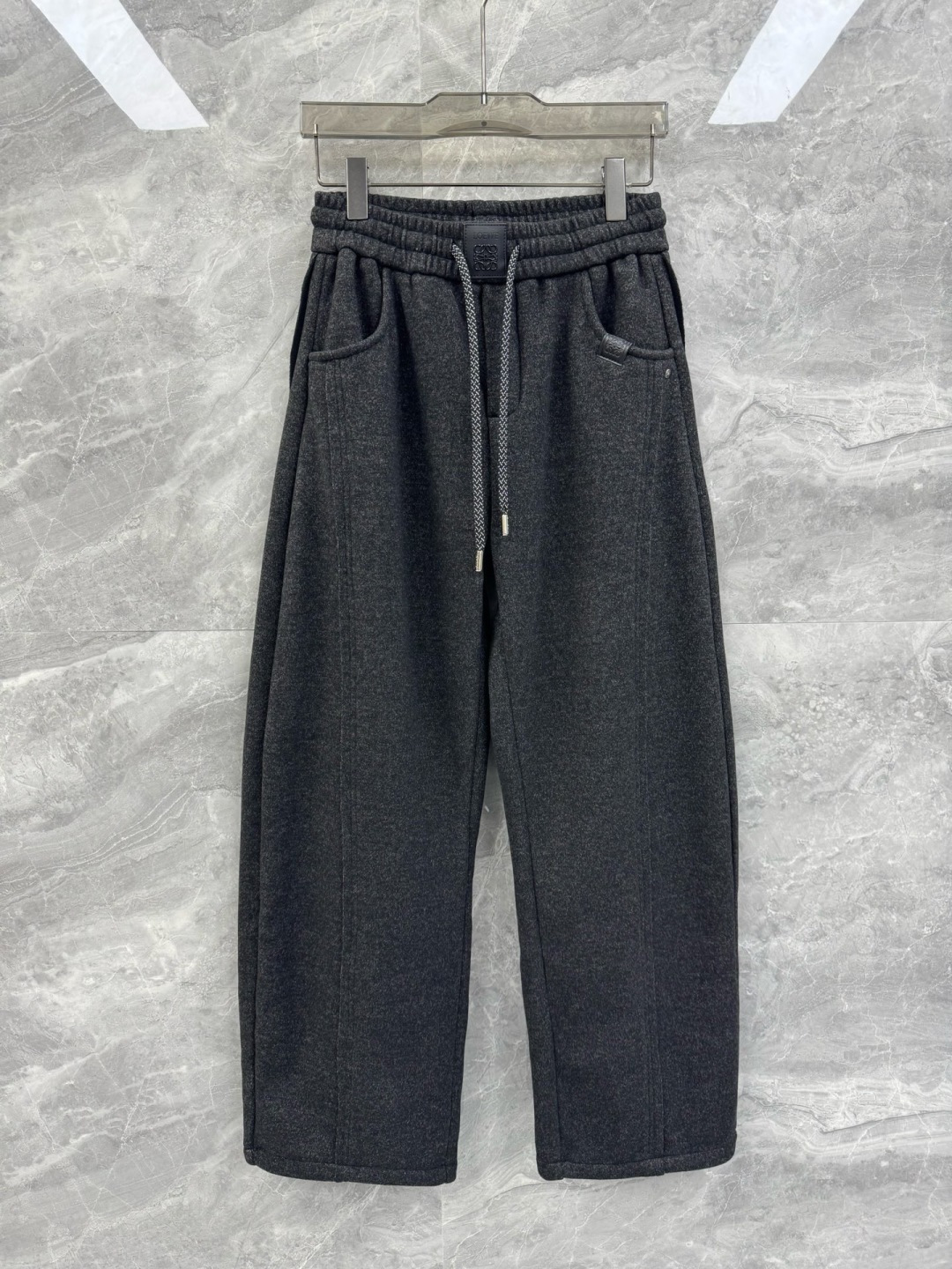 25秋冬新款LOE皮革标识双面绒休闲长裤，男士复古宽松加绒保暖休闲裤。顶级特殊渠道订单，领先各大买手店发