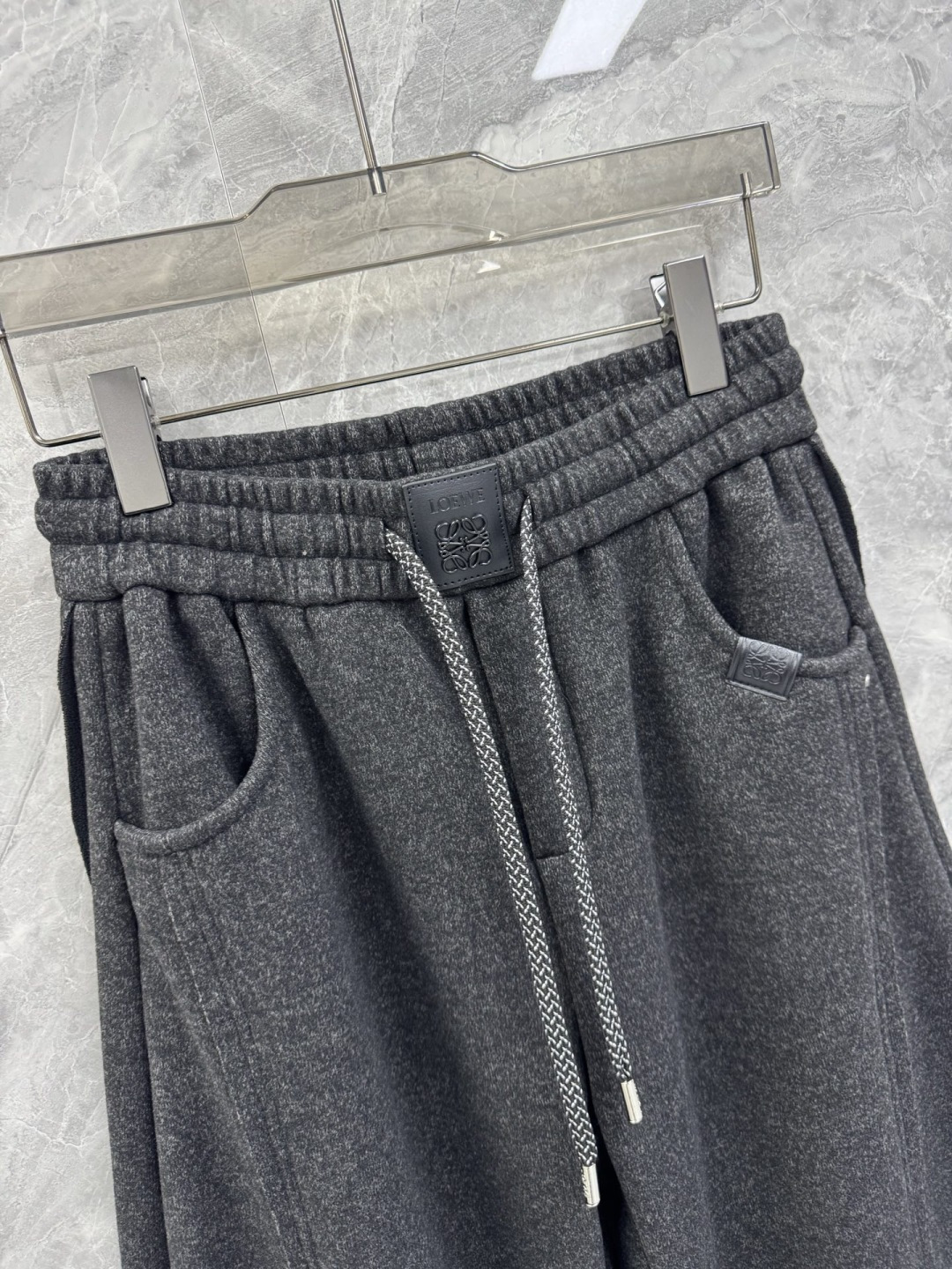 25秋冬新款LOE皮革标识双面绒休闲长裤，男士复古宽松加绒保暖休闲裤。顶级特殊渠道订单，领先各大买手店发