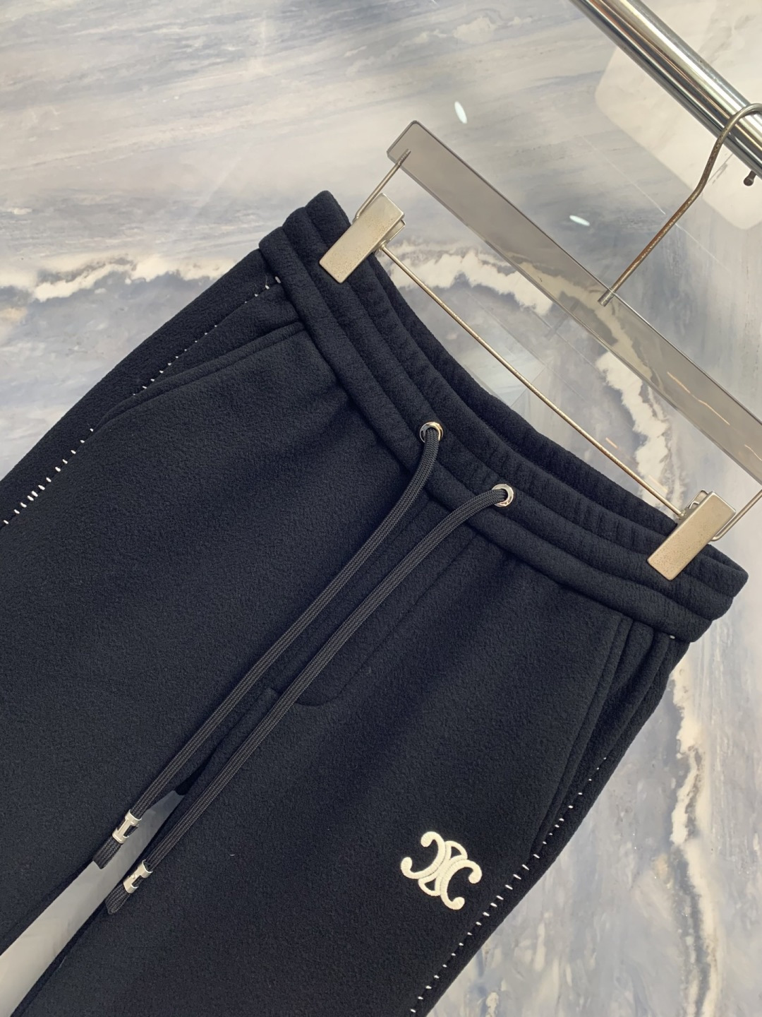 CE凯旋门典藏长裤织就于时光之上的男士风骨在巴黎凯旋门的光影之下，时尚从不追逐潮流，而是定义经典。这款C