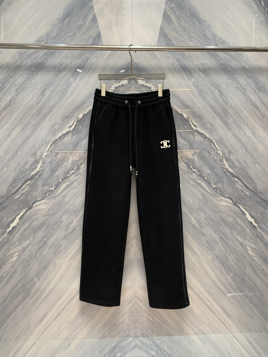 CE凯旋门典藏长裤织就于时光之上的男士风骨在巴黎凯旋门的光影之下，时尚从不追逐潮流，而是定义经典。这款C