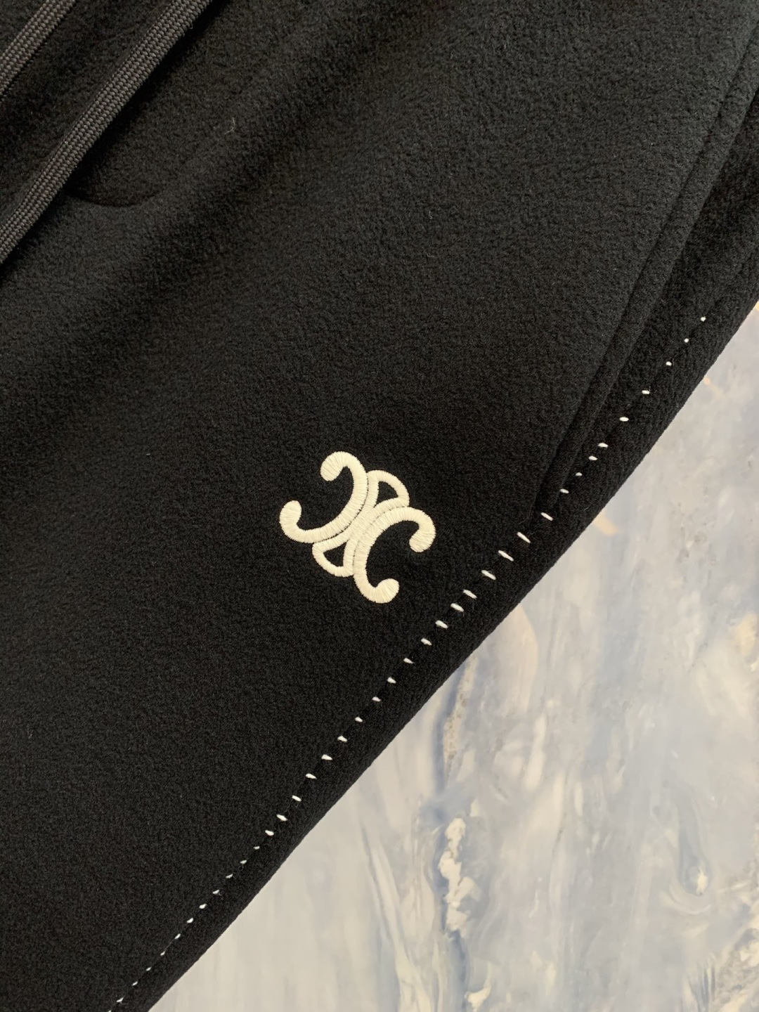 CE凯旋门典藏长裤织就于时光之上的男士风骨在巴黎凯旋门的光影之下，时尚从不追逐潮流，而是定义经典。这款C