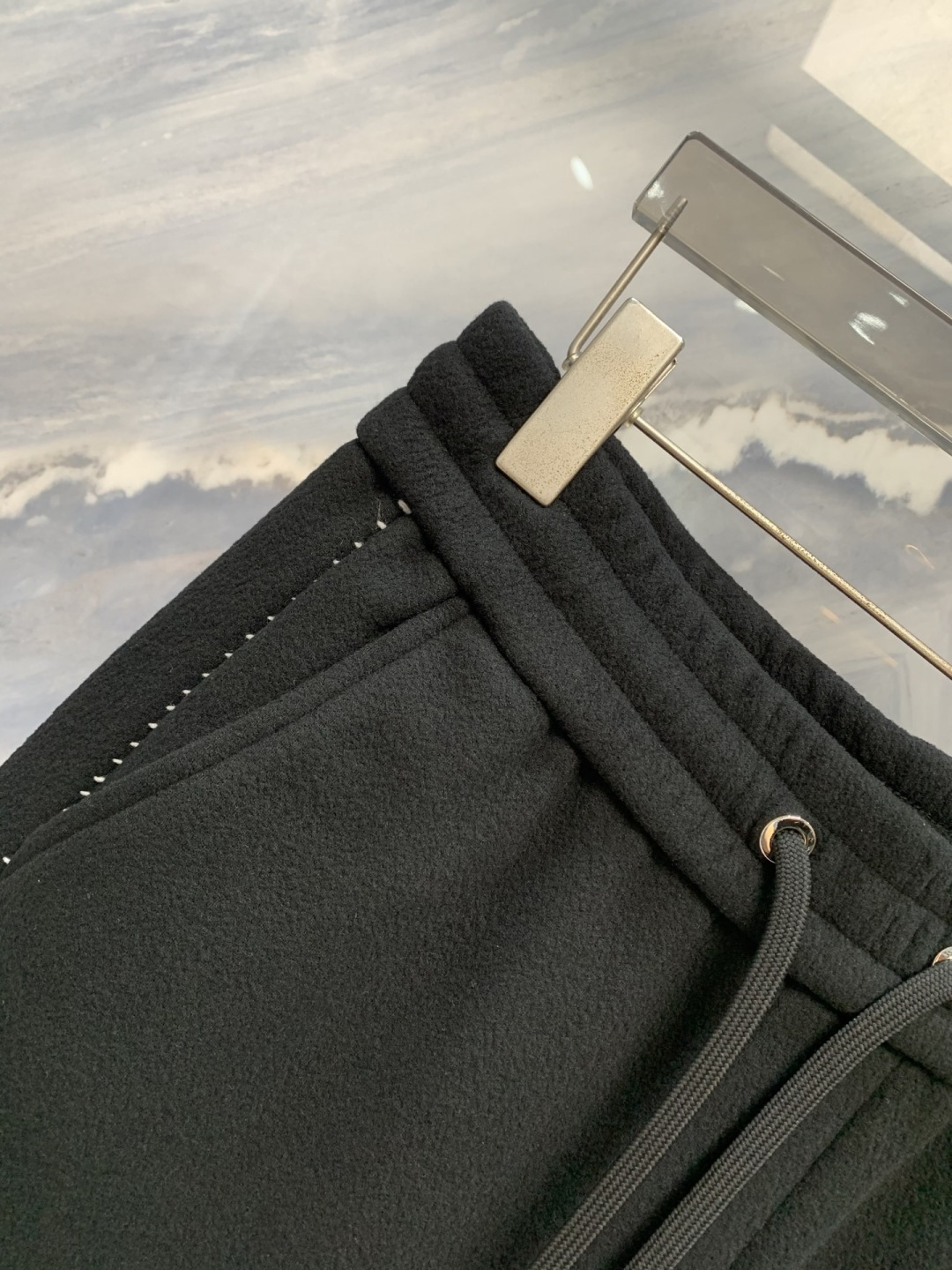 CE凯旋门典藏长裤织就于时光之上的男士风骨在巴黎凯旋门的光影之下，时尚从不追逐潮流，而是定义经典。这款C