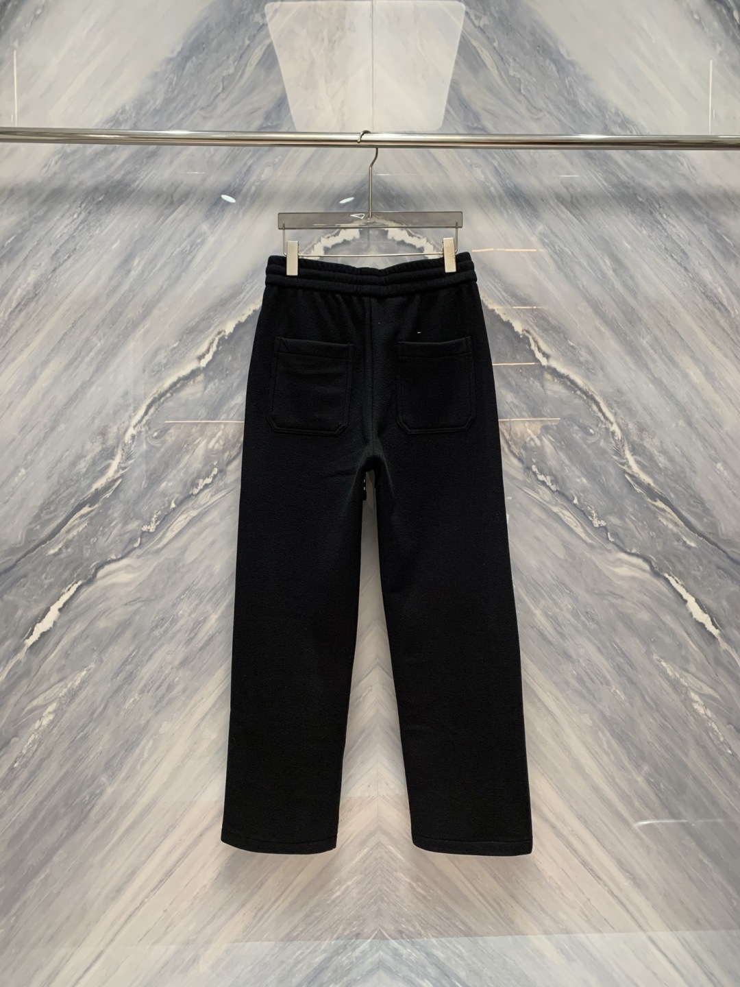 CE凯旋门典藏长裤织就于时光之上的男士风骨在巴黎凯旋门的光影之下，时尚从不追逐潮流，而是定义经典。这款C