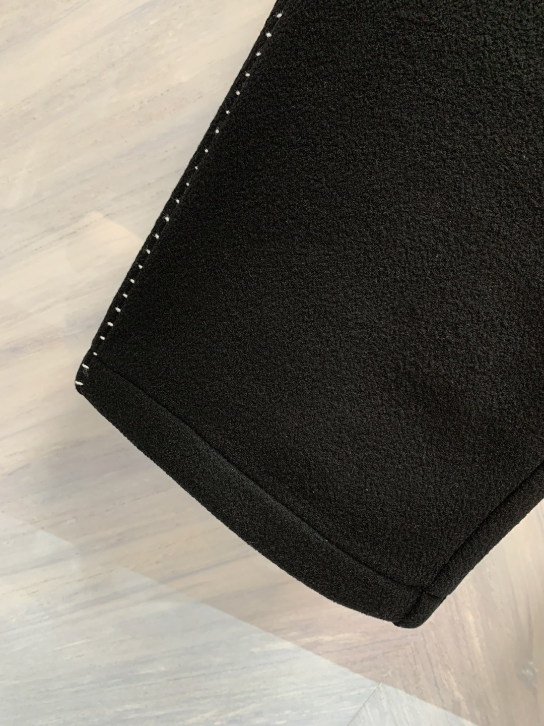 CE凯旋门典藏长裤织就于时光之上的男士风骨在巴黎凯旋门的光影之下，时尚从不追逐潮流，而是定义经典。这款C