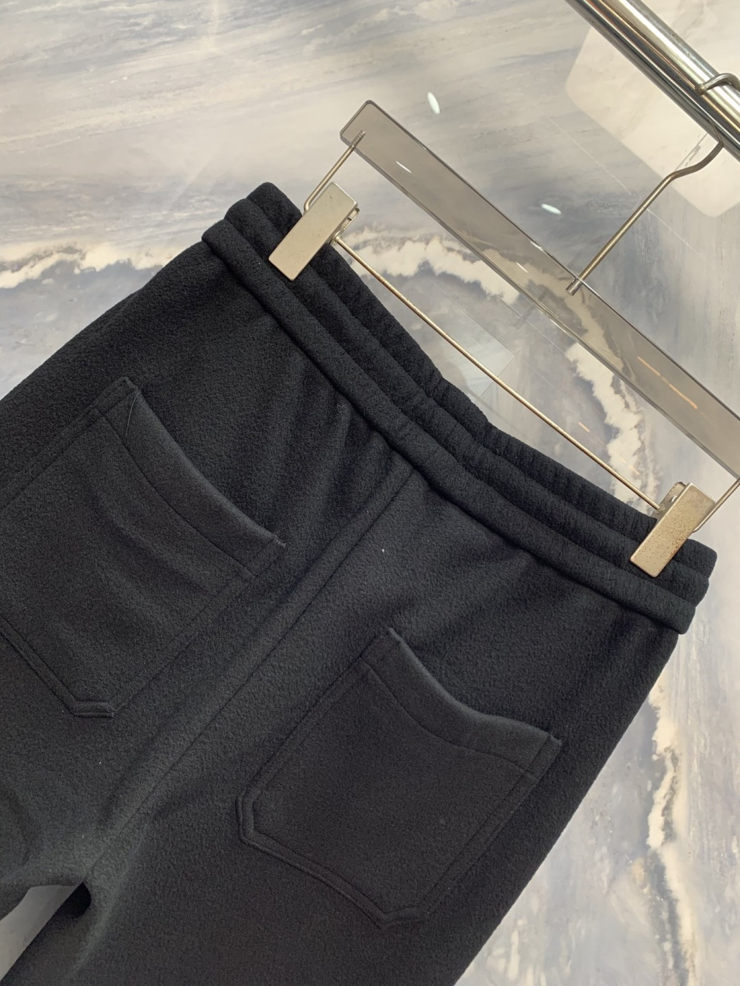 CE凯旋门典藏长裤织就于时光之上的男士风骨在巴黎凯旋门的光影之下，时尚从不追逐潮流，而是定义经典。这款C