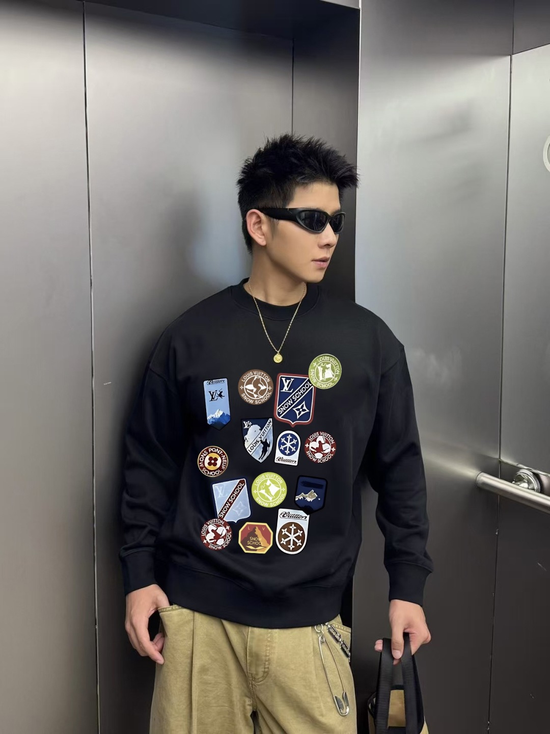 1V*2025冬季新款 个性字母logo印花 定制面料400g 圆领卫衣 男女同款尺码：S M L XL