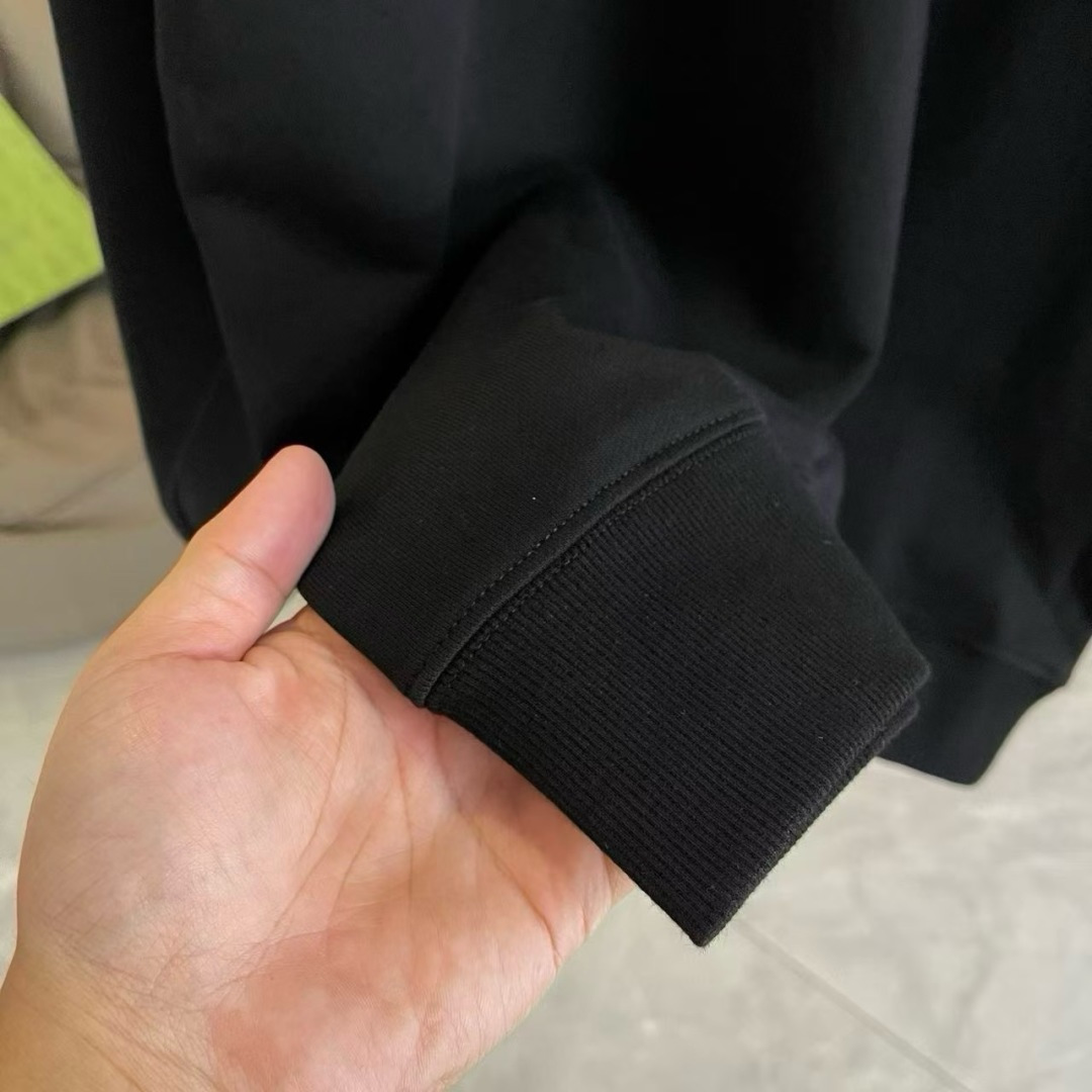 1V*2025冬季新款 个性字母logo印花 定制面料400g 圆领卫衣 男女同款尺码：S M L XL