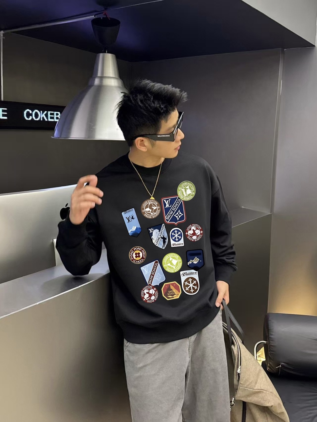 1V*2025冬季新款 个性字母logo印花 定制面料400g 圆领卫衣 男女同款尺码：S M L XL