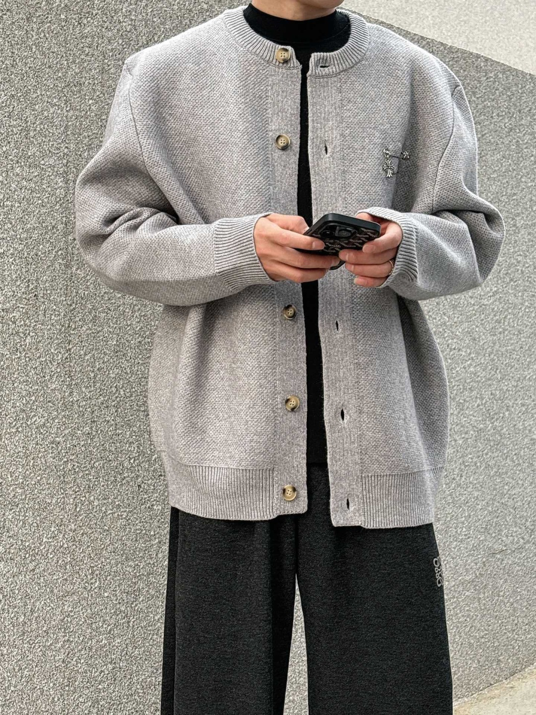 克罗心新款毛衫毛衣，上身宽松纱线采用细针织法，上身舒适，不挑身材 男女同款，秋冬毛衣，是今年最好看的情侣