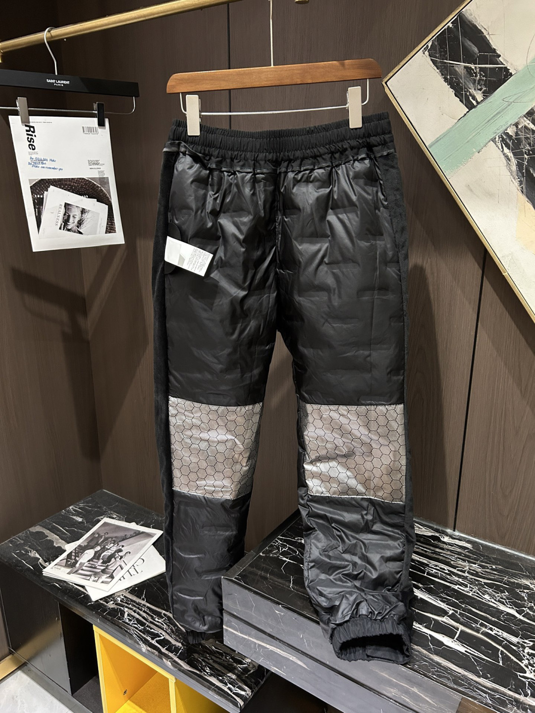 秋冬新款经典羽绒裤，每一处平均充绒，含90%鸭绒。🔥高档刺绣工艺🔥D内衬双层高密度面料完全不跑毛，也不会