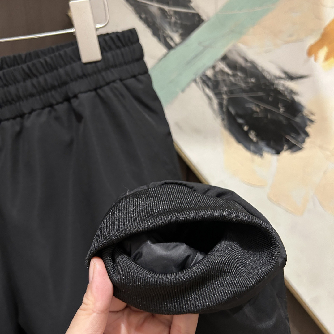 秋冬新款经典羽绒裤，每一处平均充绒，含90%鸭绒。🔥高档刺绣工艺🔥D内衬双层高密度面料完全不跑毛，也不会