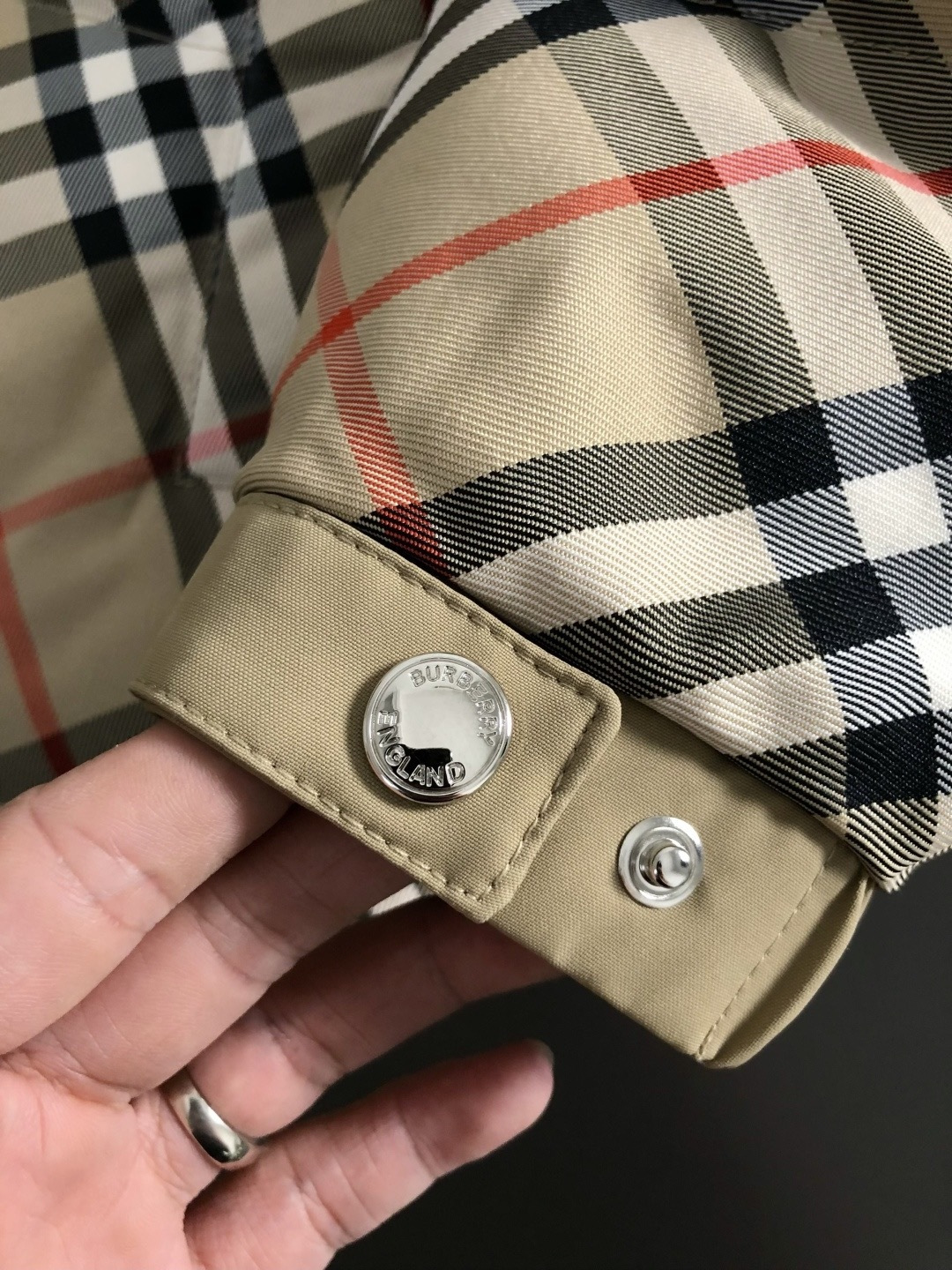 巴宝莉 2025秋冬专柜新款休闲时尚羽绒外套 超前卫设计风格 细腻舒适 穿着非常轻便不易起皱。多重重工艺