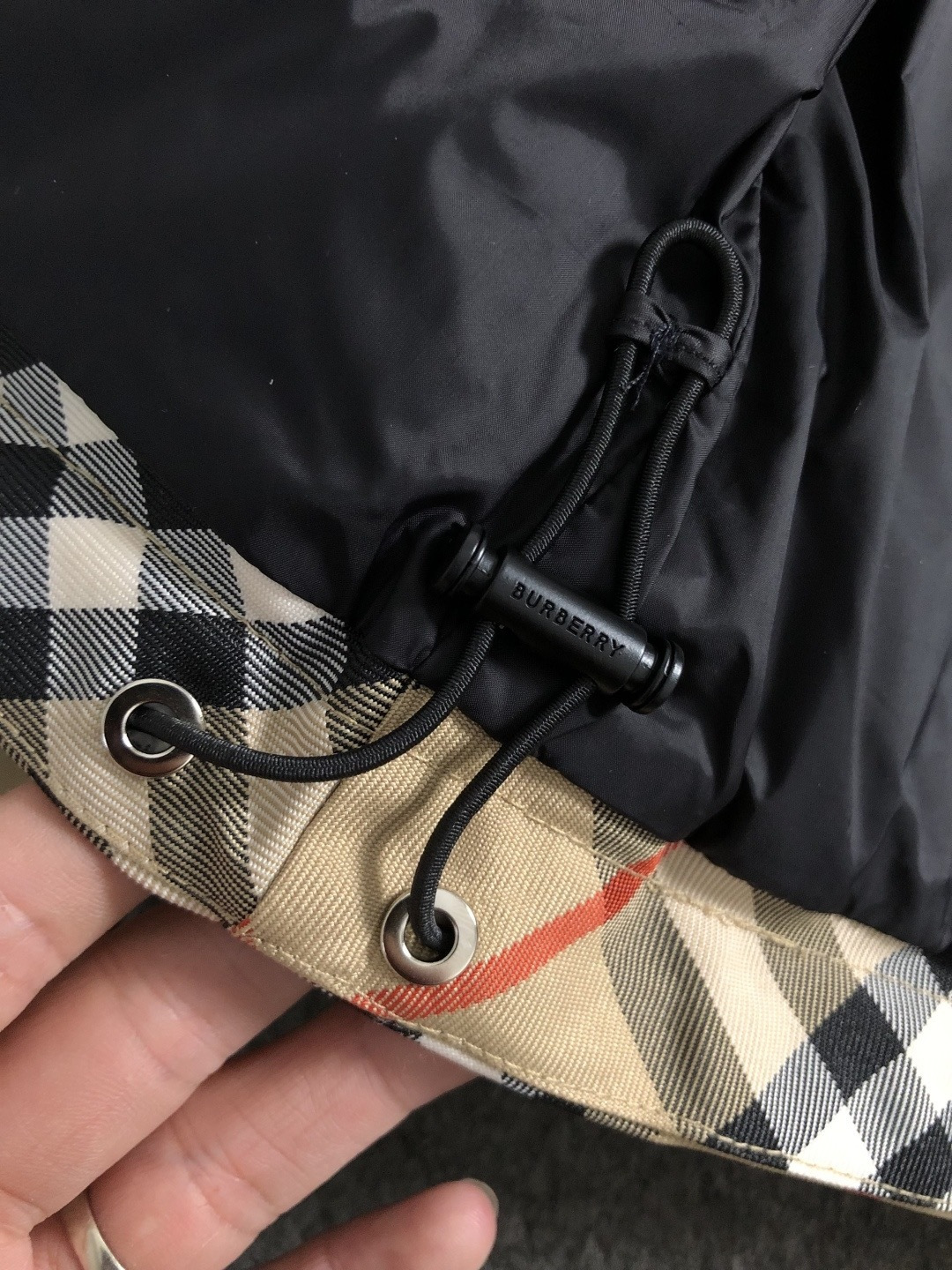 巴宝莉 2025秋冬专柜新款休闲时尚羽绒外套 超前卫设计风格 细腻舒适 穿着非常轻便不易起皱。多重重工艺