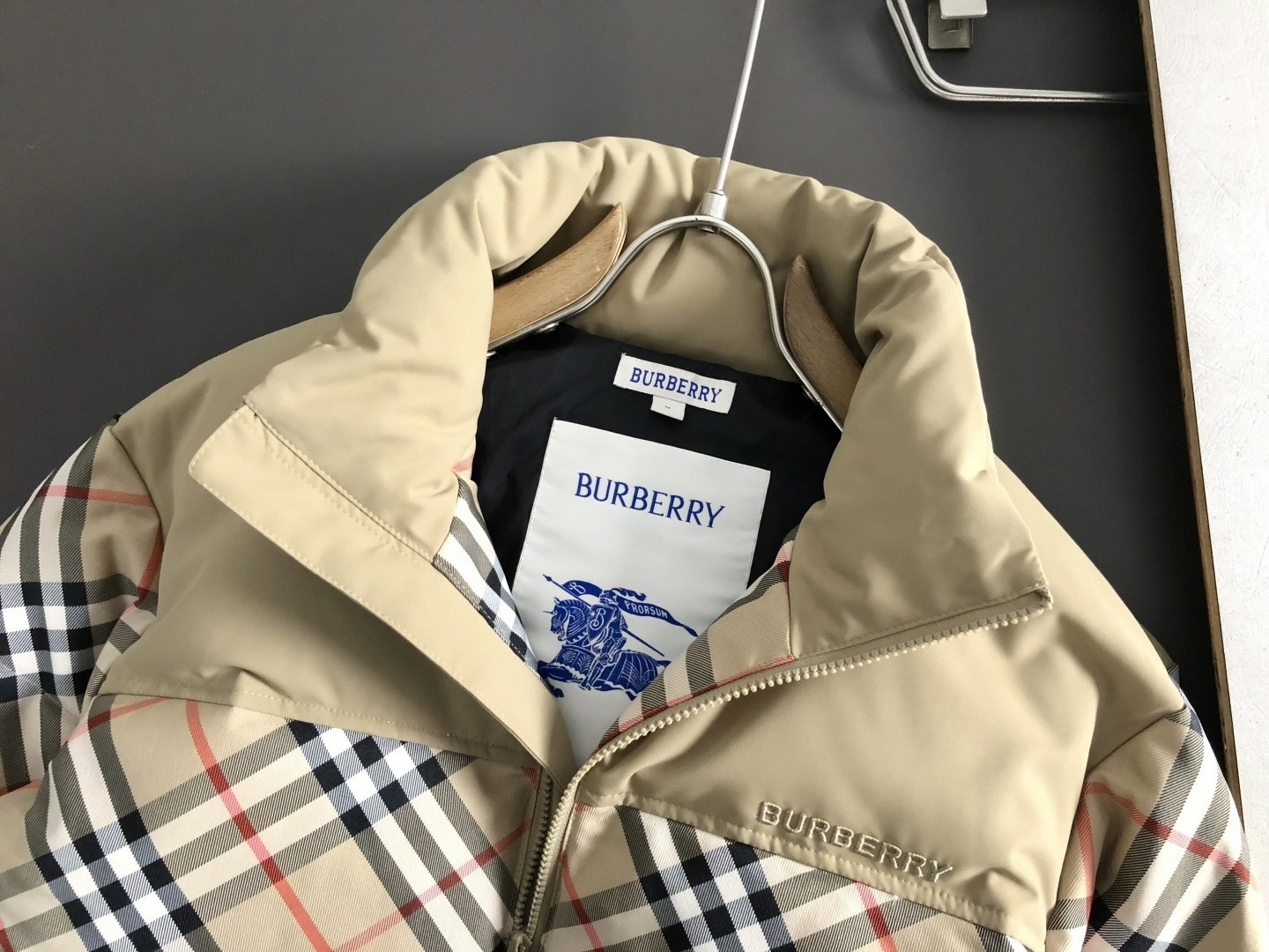 巴宝莉 2025秋冬专柜新款休闲时尚羽绒外套 超前卫设计风格 细腻舒适 穿着非常轻便不易起皱。多重重工艺