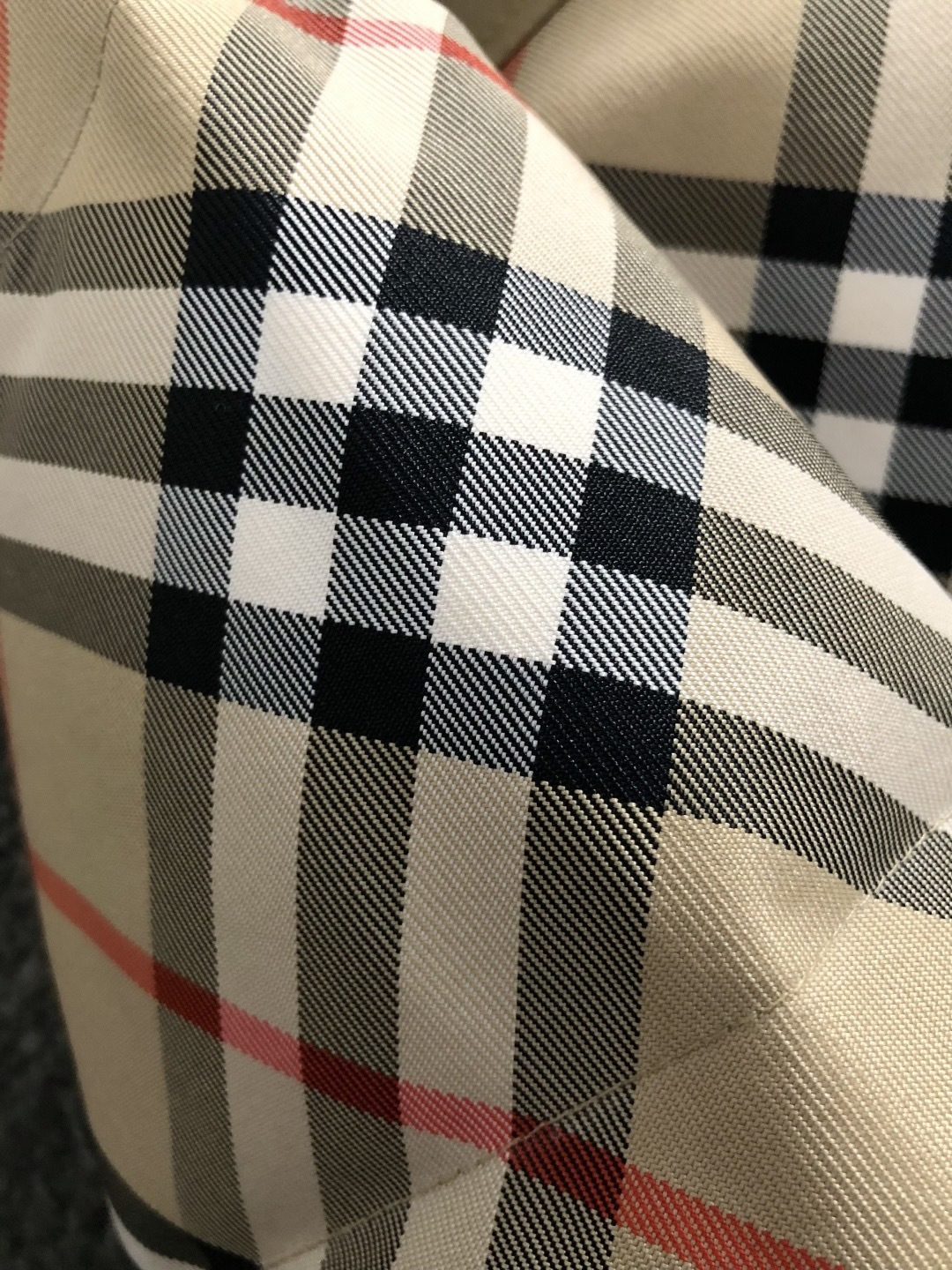 巴宝莉 2025秋冬专柜新款休闲时尚羽绒外套 超前卫设计风格 细腻舒适 穿着非常轻便不易起皱。多重重工艺